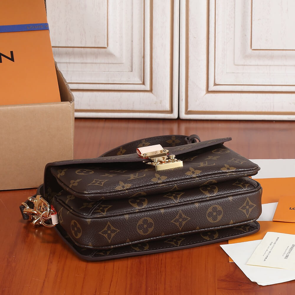 15755-5 LV POCHETTE METIS EAST WEST