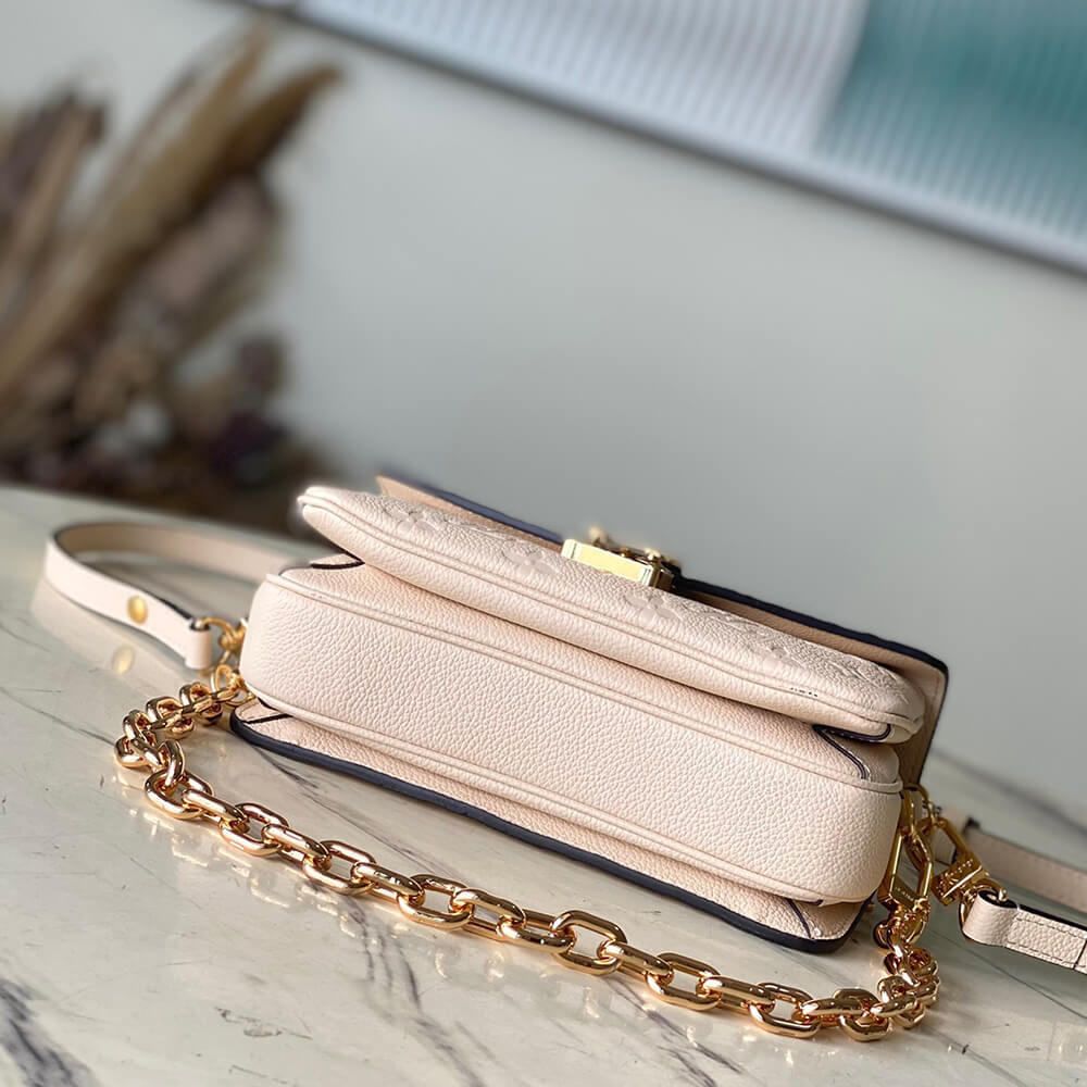 16481-5 LV Pochette Metis East West