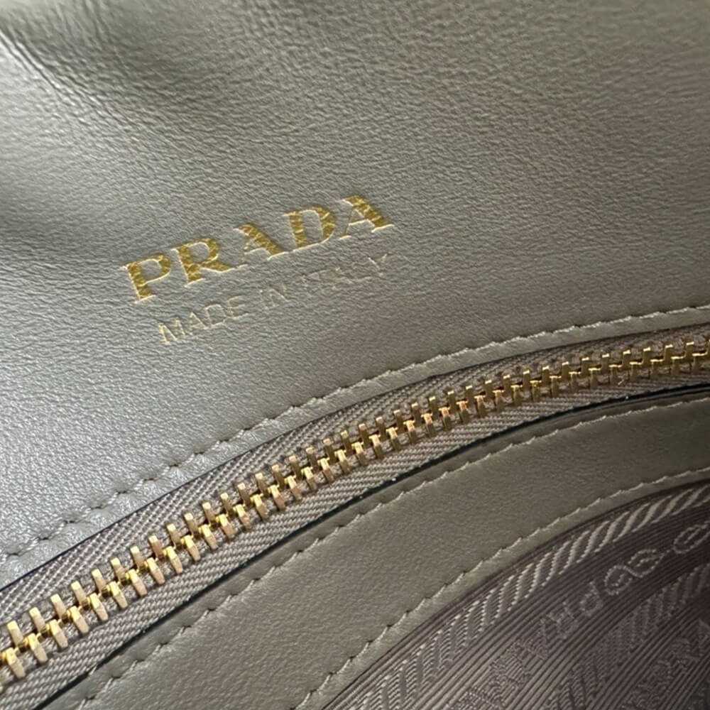 Prada Medium Saffiano leather bag(high-end grade)
