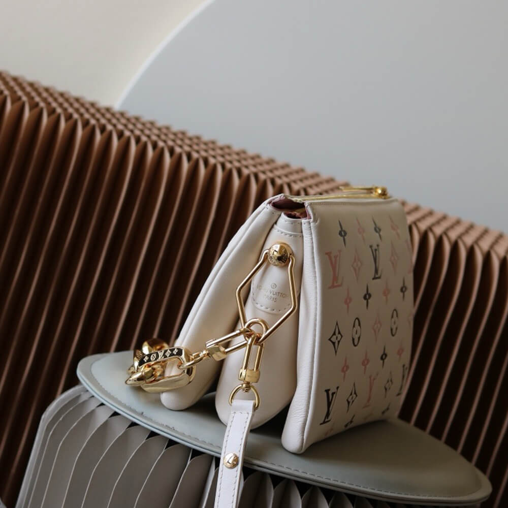 17023-3 LV Coussin BB By The Pool