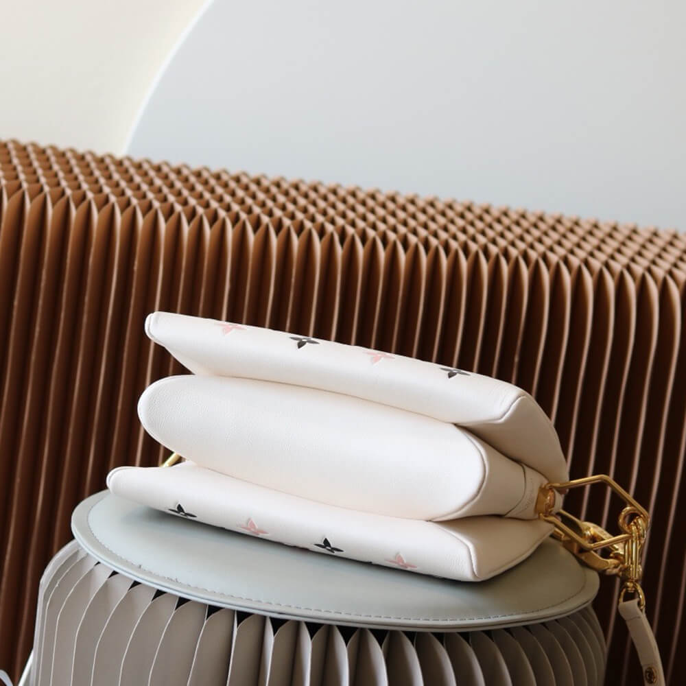 17023-5 LV Coussin BB By The Pool