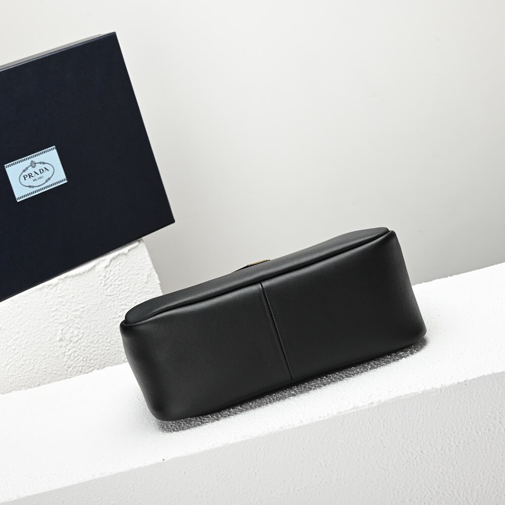 17073-5 Prada Medium leather handbag