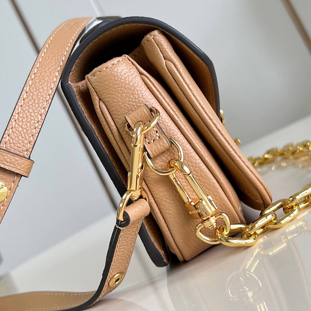 17351-4 LV Pochette Metis East West