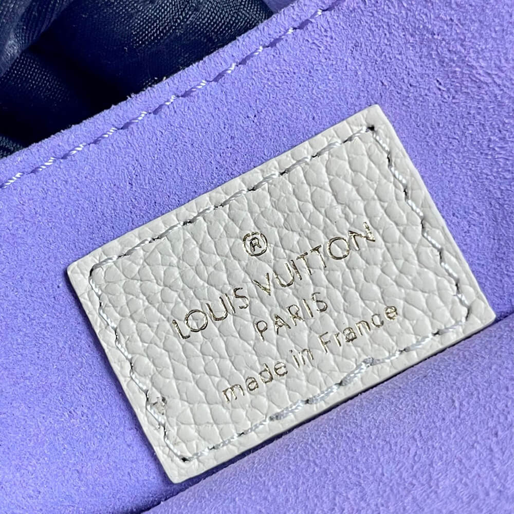 17353-7 LV Pochette Metis East West