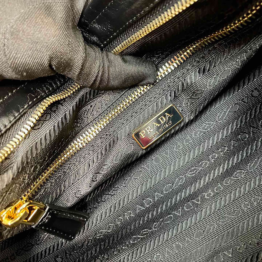 Prada Medium leather handbag(high-end grade)