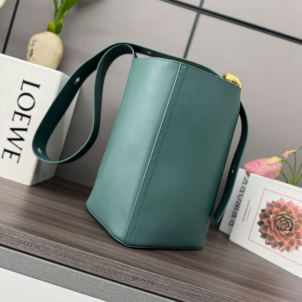 LOEWE Medium Pebble bucket in smooth calfskin(high-end grade)